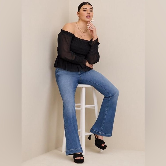 940. 6X - TORRID - Black Crinkle Chiffon Smocked Waist Off-Shoulder Crop Top NEW - Picture 2 of 4